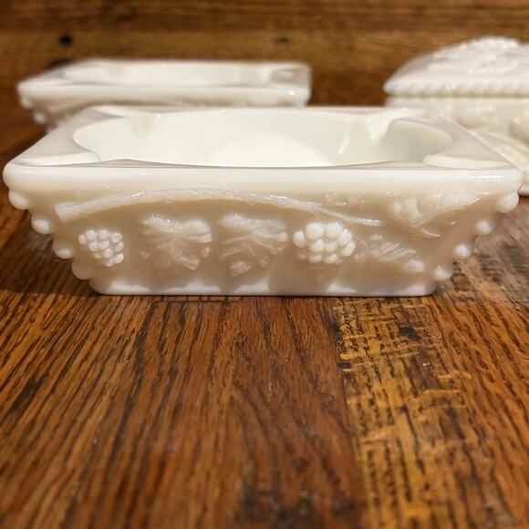 Vintage Westmoreland Milk Glass Cigarette Holder And Ashtrays Grapevine Pattern - Picture 5 of 16